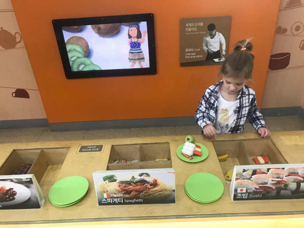 making food at the Seoul Children's Museum